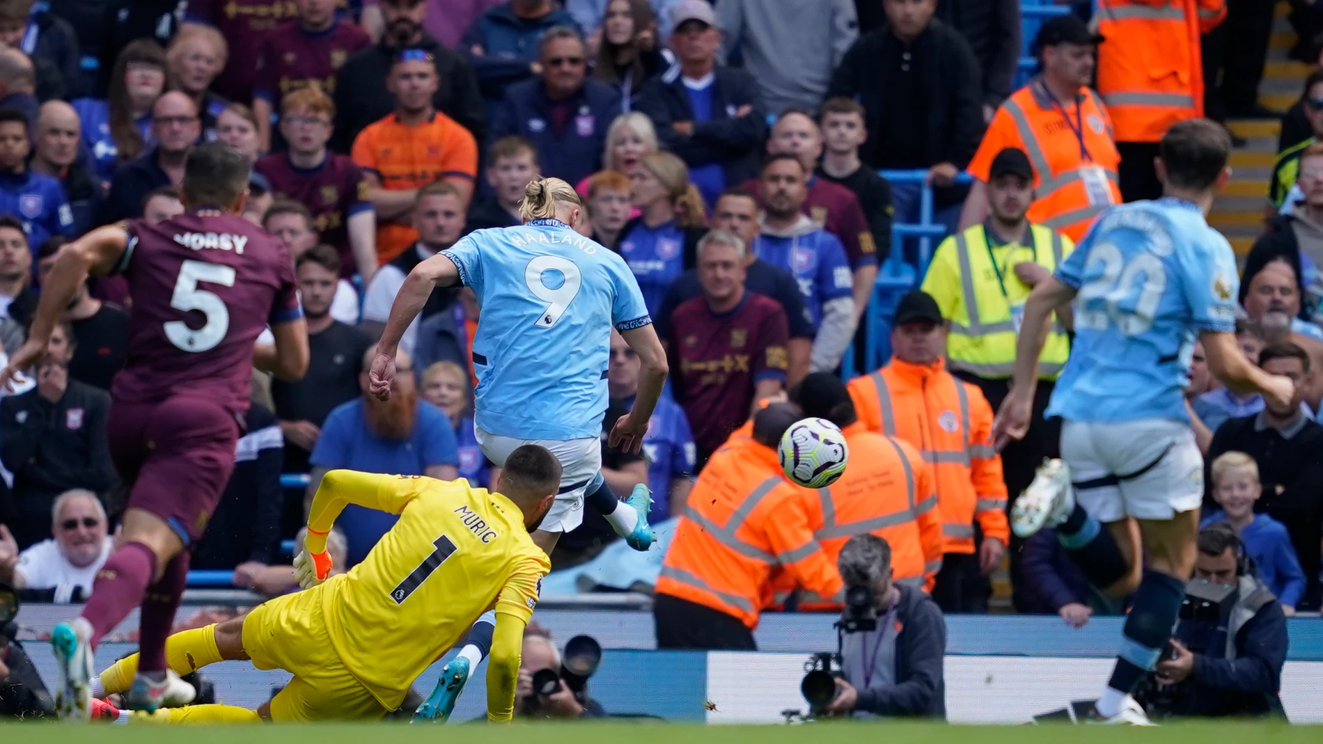 Manchester City's Erling Haaland (9) scores his side's 3rd goal past Ipswich Town's goalkeeper Arijanet Muric during the English Premier League soccer match between Manchester City and Ipswich Town at the Etihad Stadium in Manchester, England, Saturday, Aug. 24, 2024. (AP Photo/Dave Thompson)