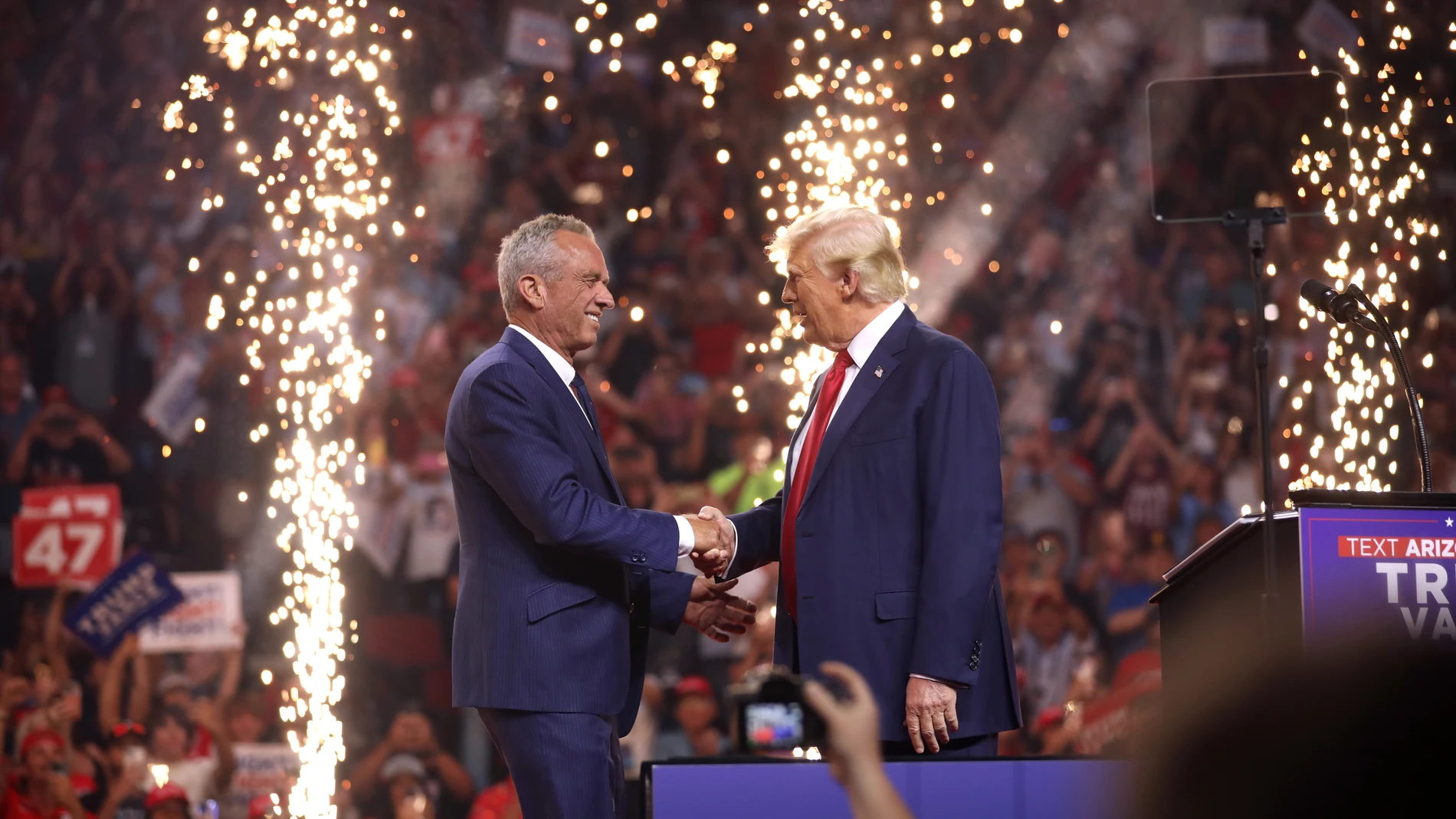 August 23, 2024, Glendale, Arizona, USA: ROBERT F. KENNEDY, JR. and former President of the United States DONALD TRUMP speak at a campaign rally in Glendale, Arizona. 23/08/2024