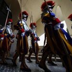Un grupo de guardias suizos durante una celebración en el Vaticano