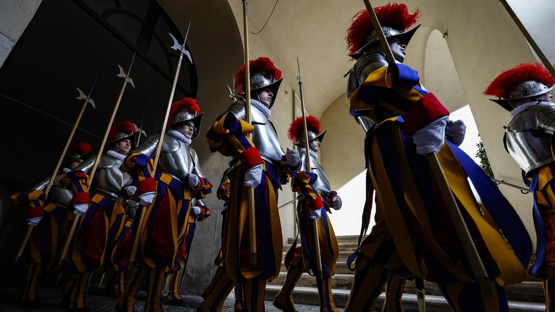 Un grupo de guardias suizos durante una celebración en el Vaticano