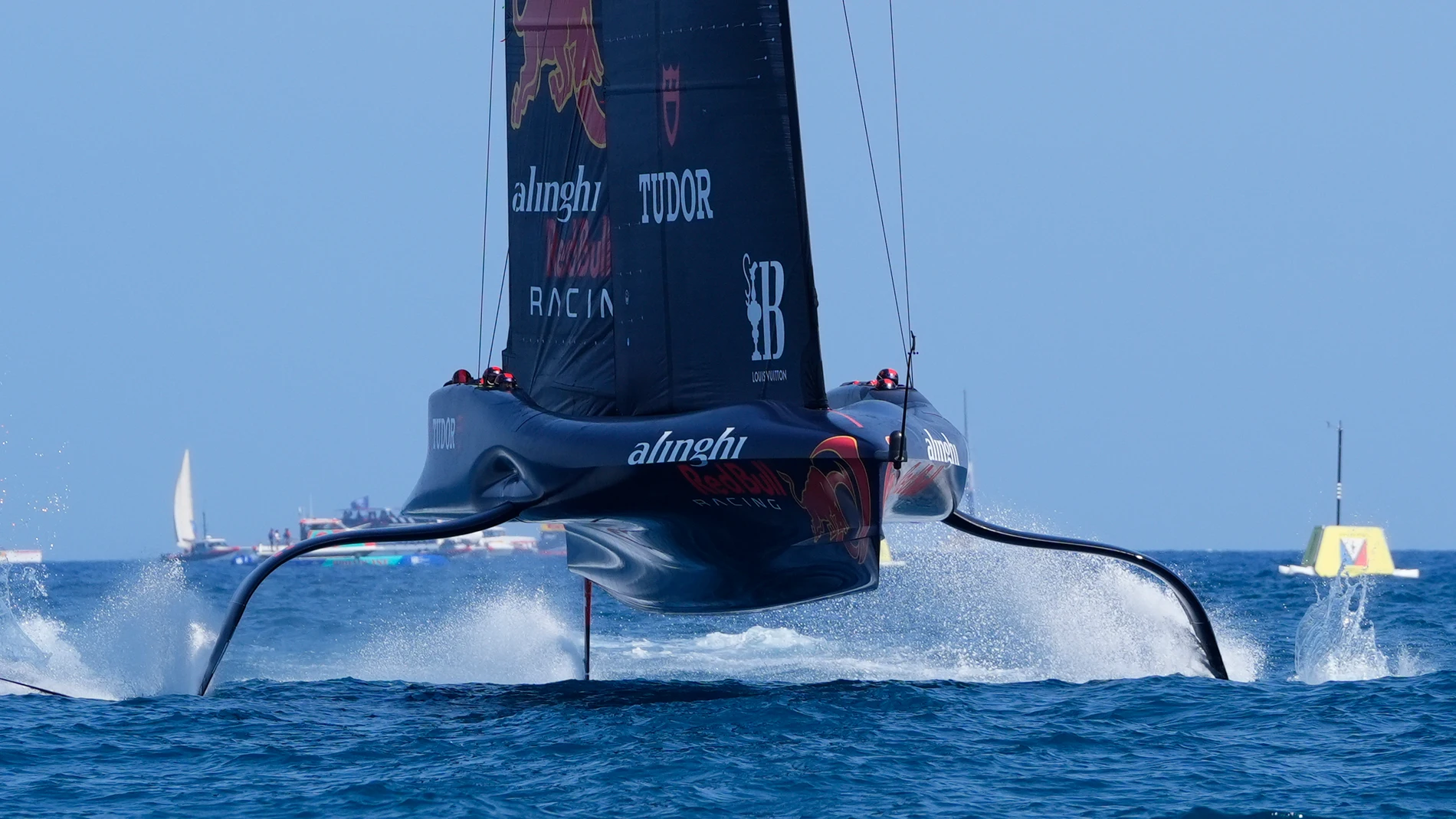 El Alinghi suizo, en plena regata