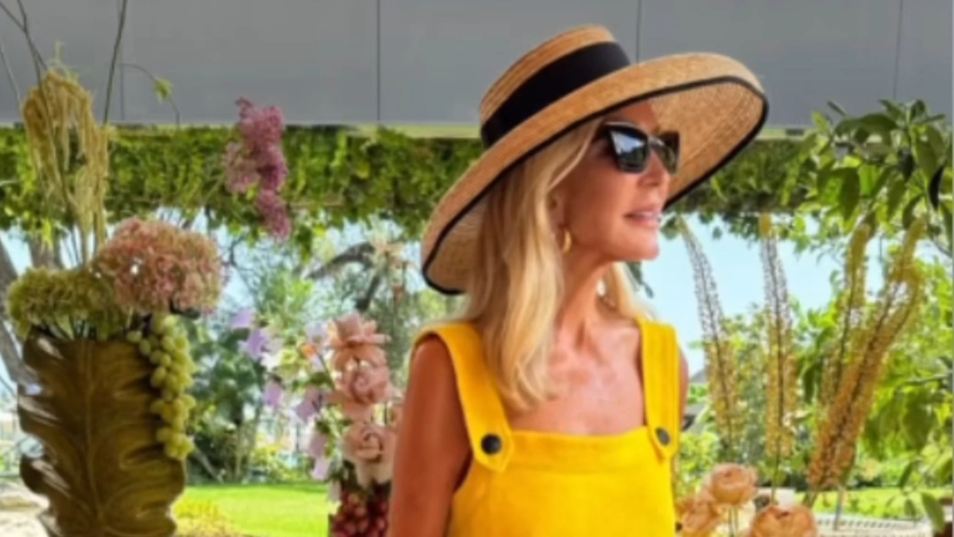 Carmen Lomana con vestido amarillo en Marbella.