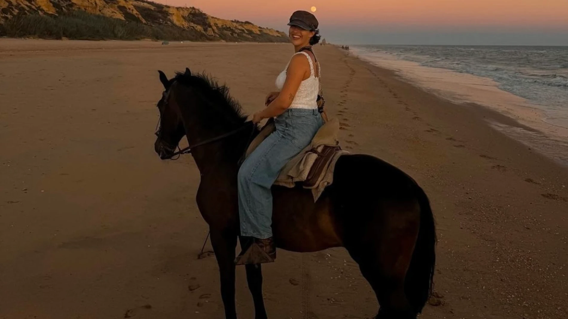 Alba Díaz con el look perfecto para montar a caballo en verano.