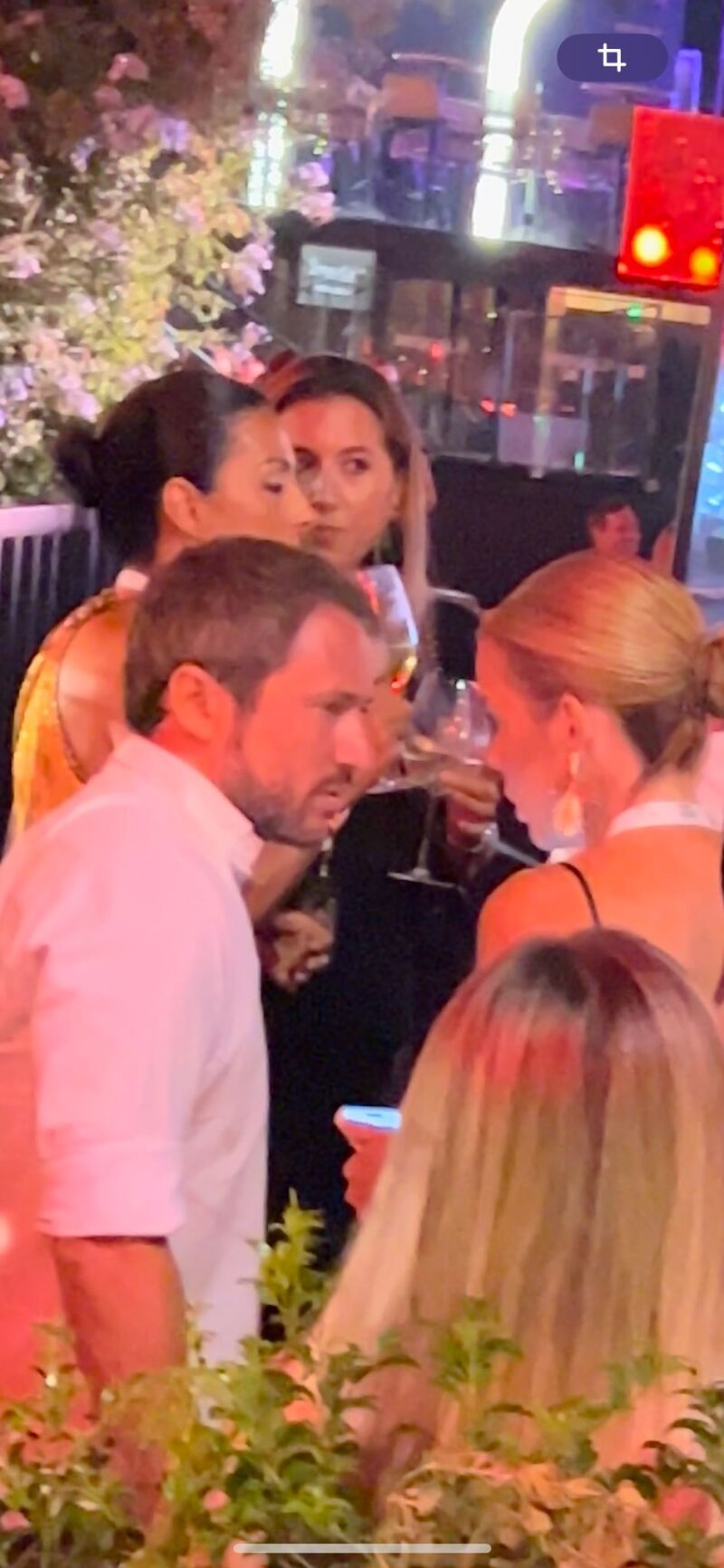 Manuel Martos y Amelia Bono junto a sus amigos en el concierto de Sebastián Yatra