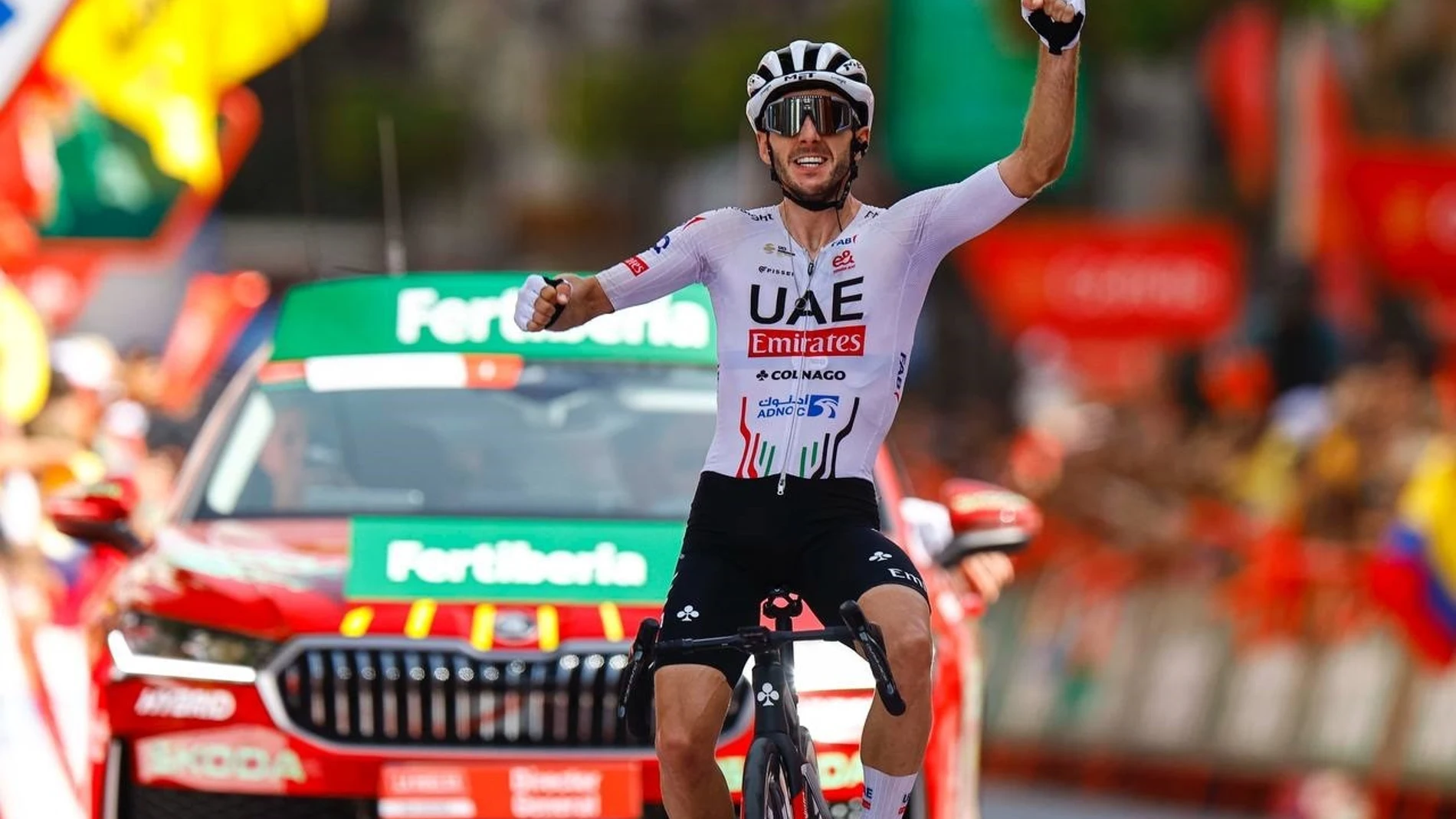 Adam Yates (UAE Team Emirates) celebra una victoria de etapa en la Vuelta Ciclista a España. A.S.O. 25/08/2024