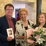 Pilar Fernández Labrador, con J. L. García Herrera (España) e Ivonne Gordon (Ecuador), ganador y accésit de la pasada edicion