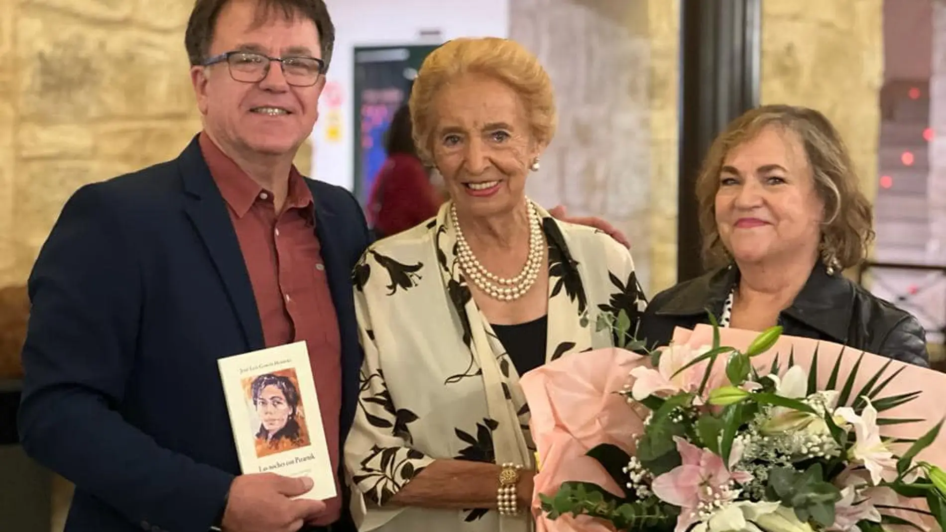 Pilar Fernández Labrador, con J. L. García Herrera (España) e Ivonne Gordon (Ecuador), ganador y accésit de la pasada edicion