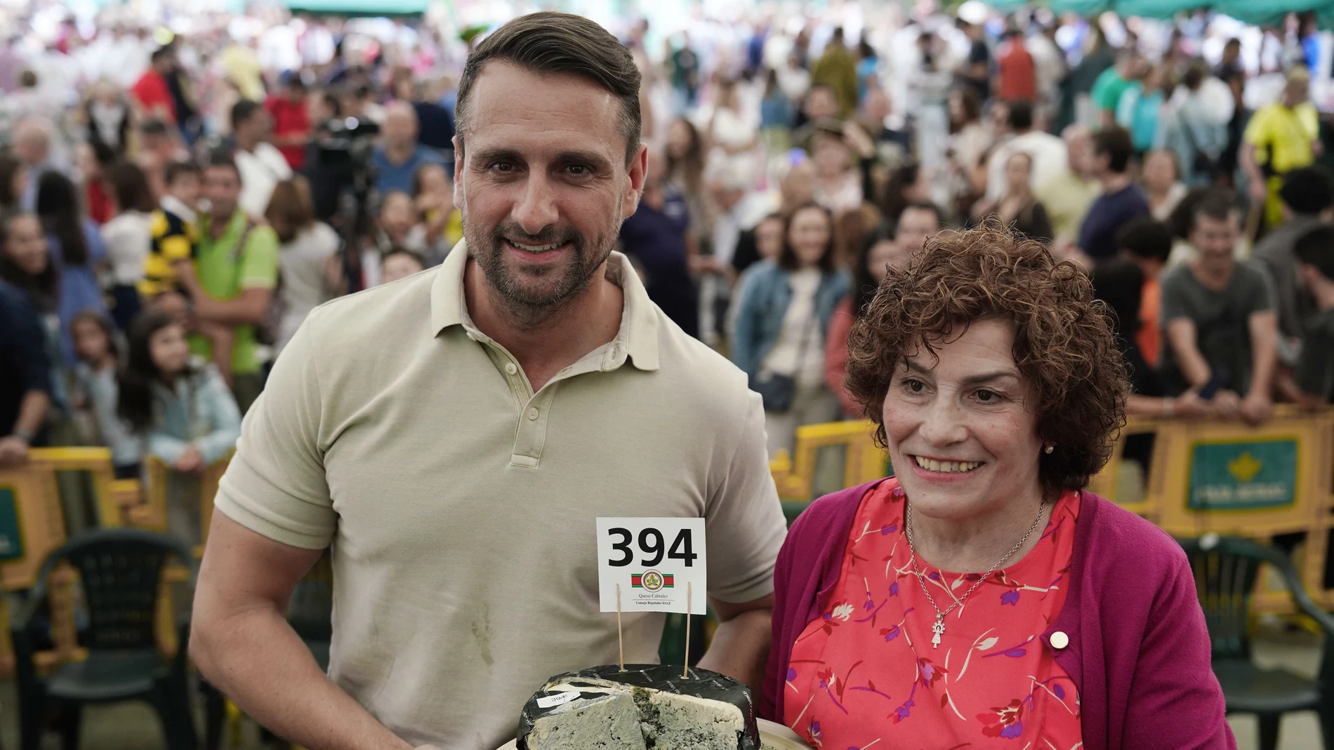 El ganador de la subasta Iván Suarez (i) del Llagar de Colloto junto a la productora Encarnación Bada (d) de la Quesería Angel Díaz Herrero este domingo. El mejor Cabrales del año ha sido subastado este domingo por 36.000 euros, una cifra nunca alcanzada en las 52 ediciones que viene celebrándose el certamen dedicado al queso más reconocido de Asturias y que durante meses madura en cuevas naturales de los Picos de Europa.