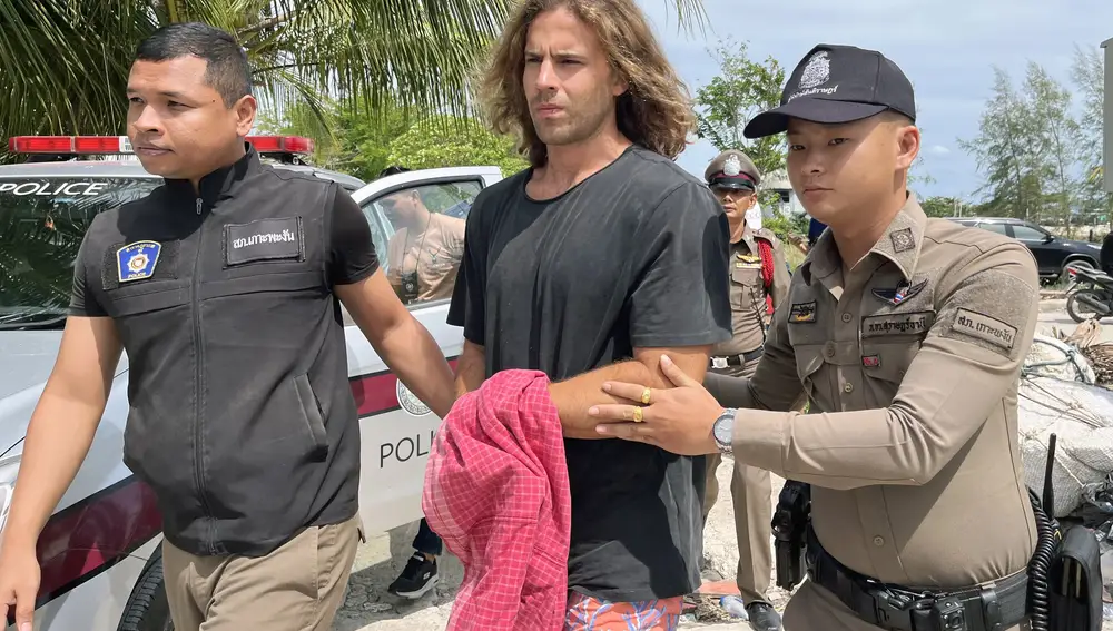 A Spanish chef alleged murder suspect Daniel Sancho Bronchalo (C), is escorted by Thai police officers to the court from Koh Phangan police station in Koh Phangan island