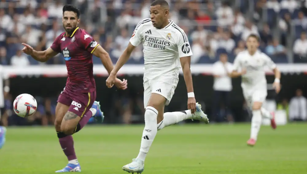 Mbappé disputa el balón