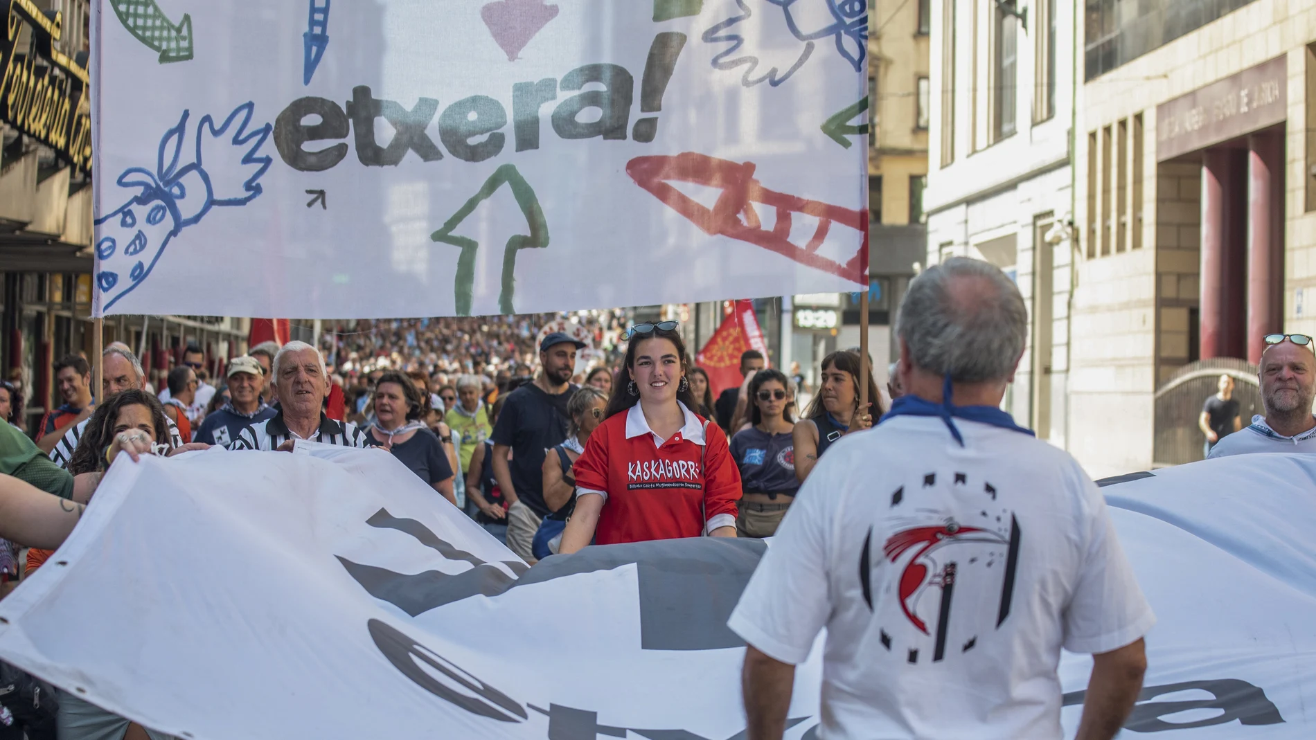 Varios miles de manifestantes, convocados por la plataforma de apoyo a los presos de ETA Sare y Bilboko Konpartsak, en el centro de Bilbao, en plenas fiestas de la ciudad, para reivindicar la excarcelación de los presos de ETA bajo el lema 'Etxera' (A casa).