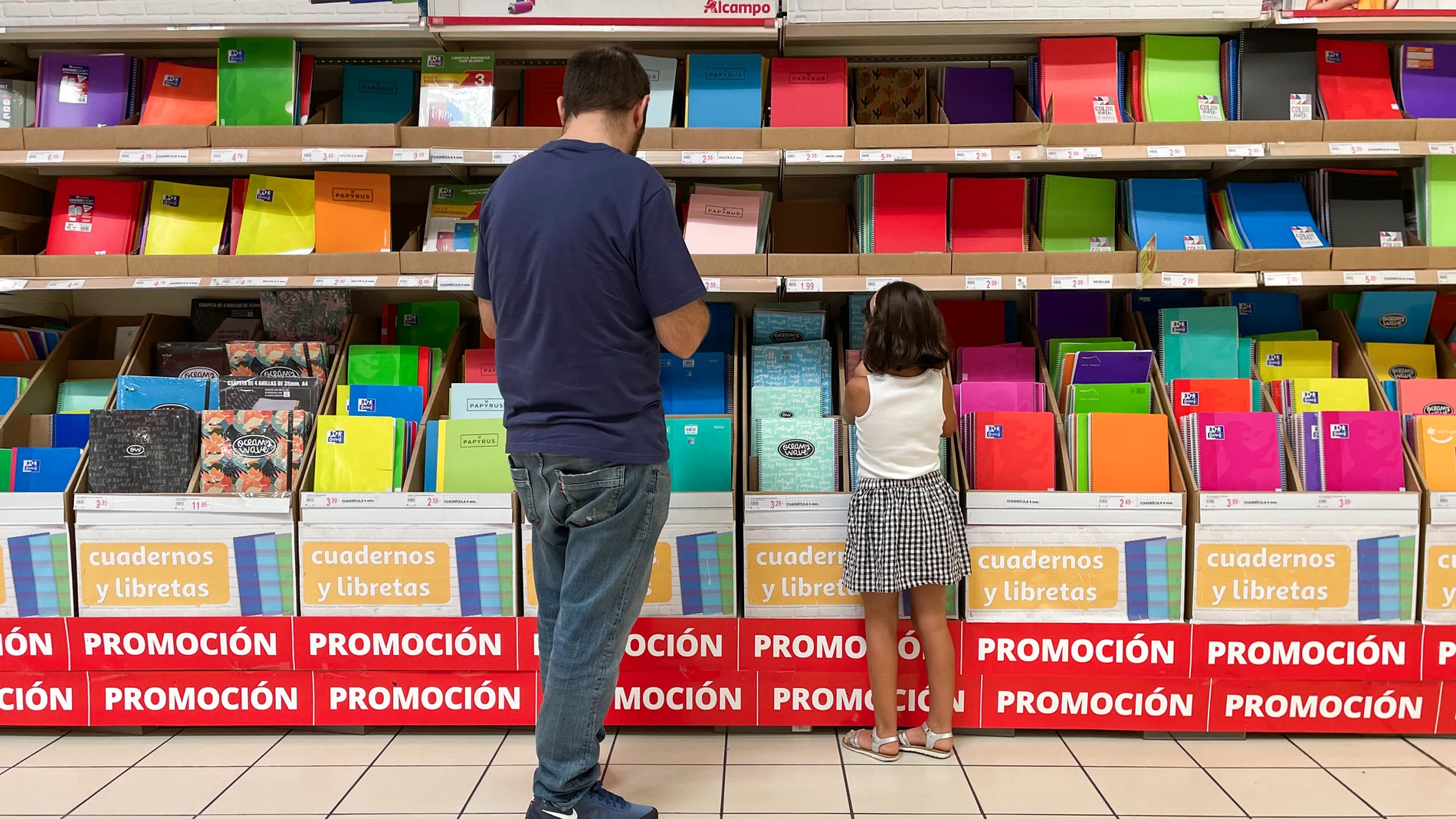 Material escolar de la vuelta al cole en grandes superficies comerciales.