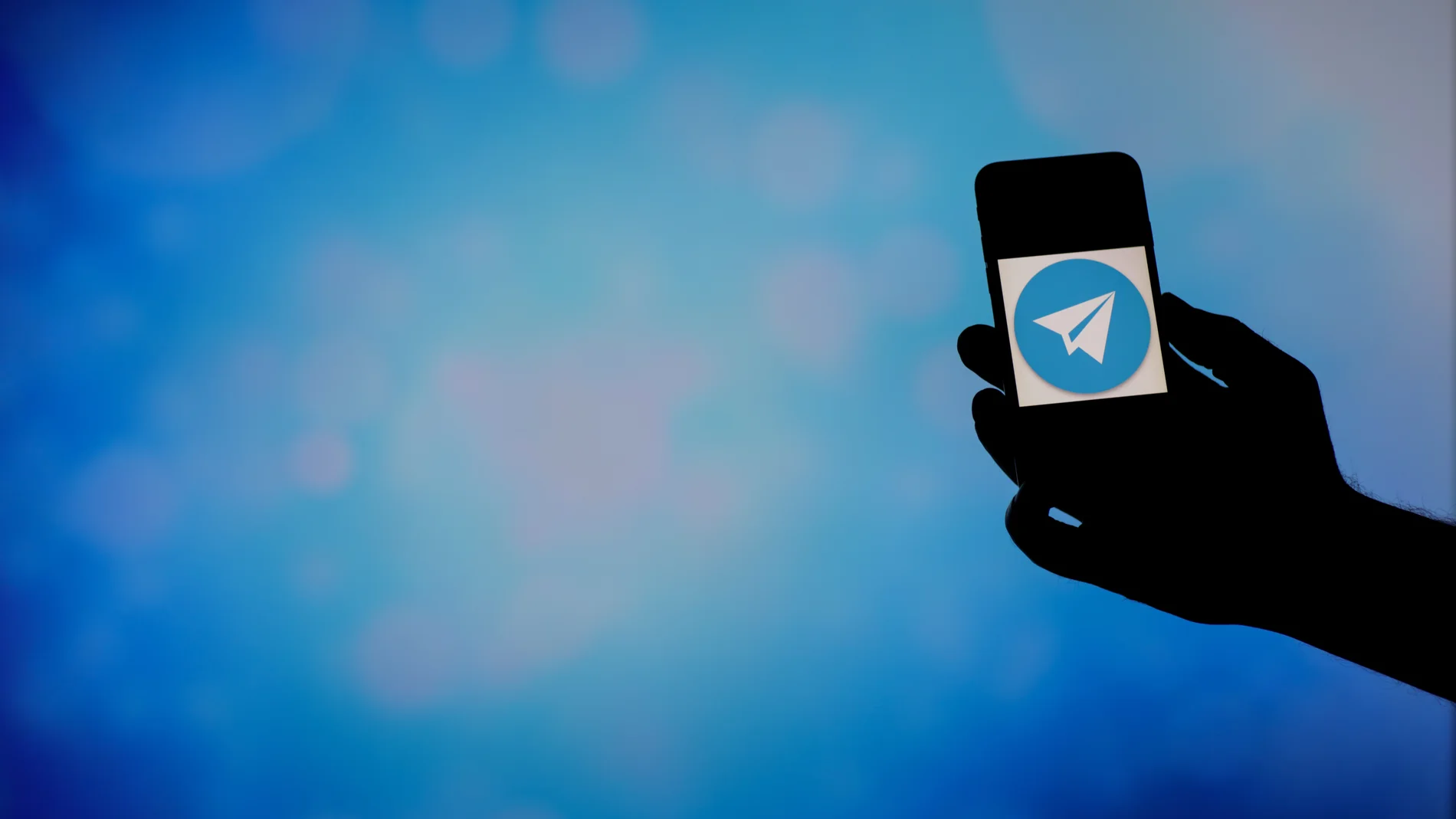 February 5, 2021: Gaziantep, Turkey. The white paper plane on blue background logo of the messaging app Telegram. Telegram is a messaging platform that works over the internet, and claims to be the most secure messaging app. Since it was launched in 2013 by Russian entrepreneur Pavel Durov, Telegram has constantly grown in popularity among users of messaging apps (Foto de ARCHIVO) 05/02/2021