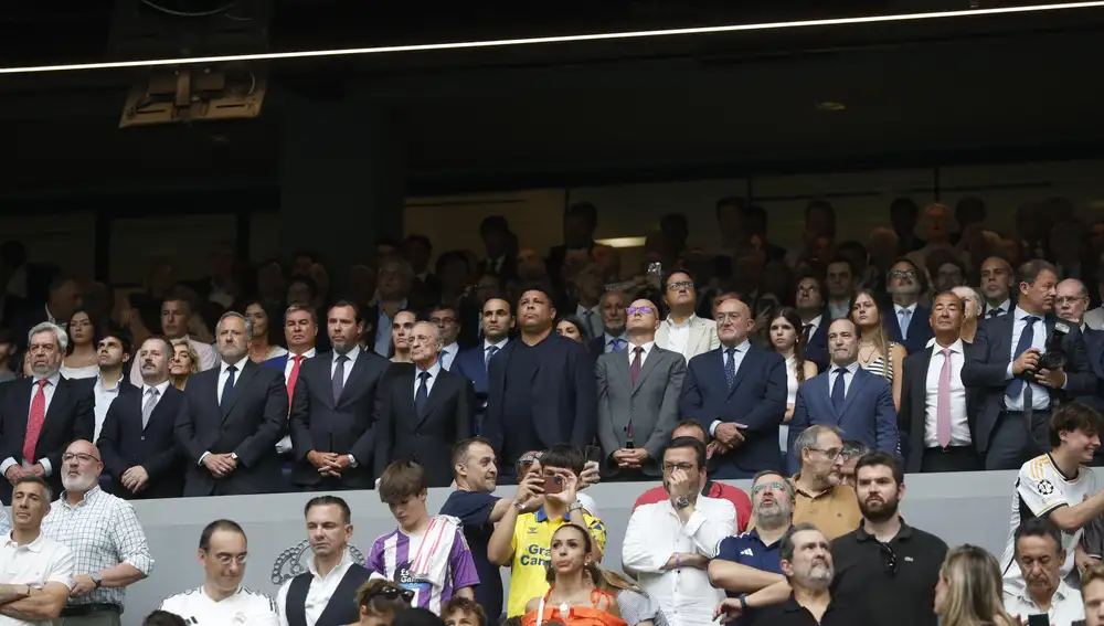 El palco de honor (Ronaldo Nazário y Florentino Pérez)