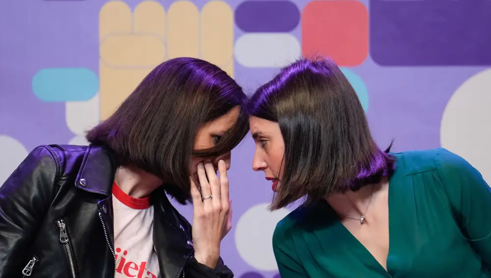 La secretaria general y diputada de Podemos, Ione Belarra (i), y la secretaria política, Irene Montero.