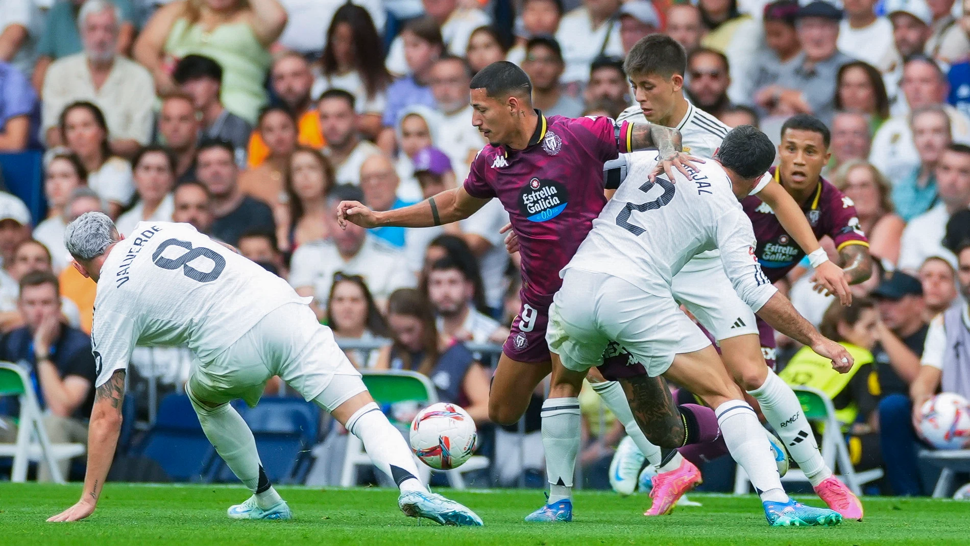 MADRID, 25/08/2024.- El delantero brasileño del Real Valladolid Marcos André de Sousa (2i), ante los jugadores del Real Madrid, Fede Valverde (i), Dani Carvajal y Arda Guler (2d) durante el partido de la segunda jornada de Liga que Real Madrid y Real Valladolid disputan esta tarde en el estadio Santiago Bernabéu. EFE/Borja Sánchez-Trillo