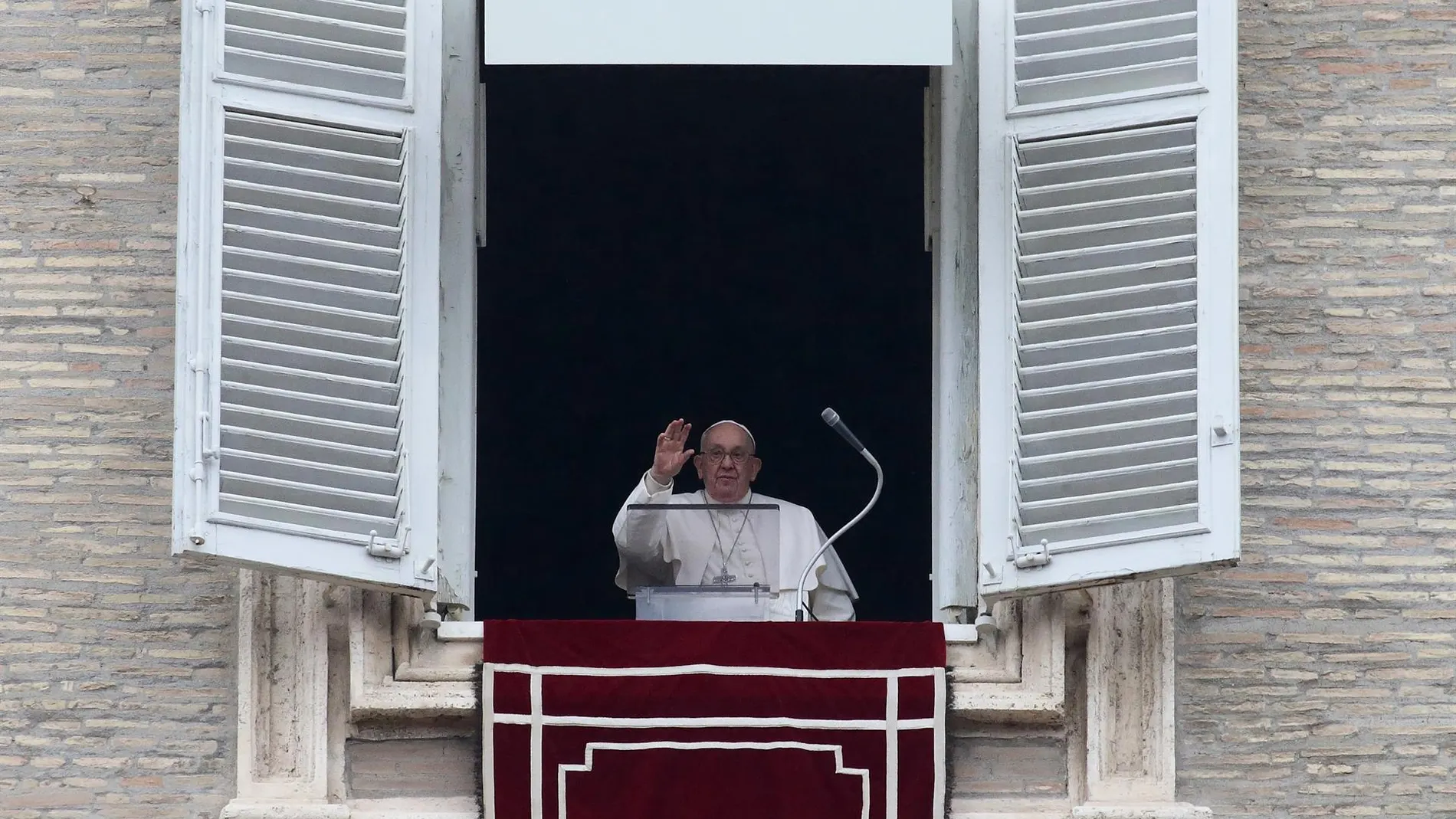 El Papa saluda a la multitud desde el Vaticano