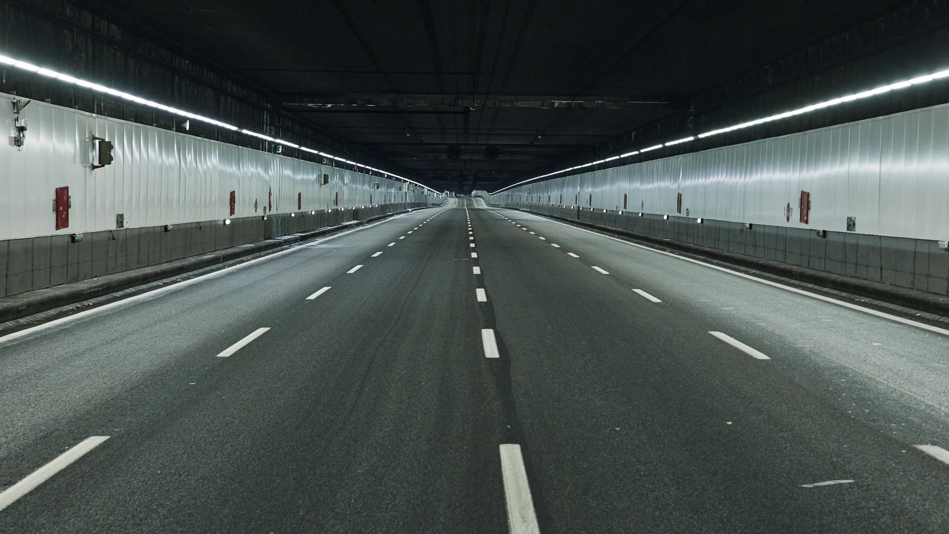 Interior túnel Madrid Calle 30, M-30 sin coches
