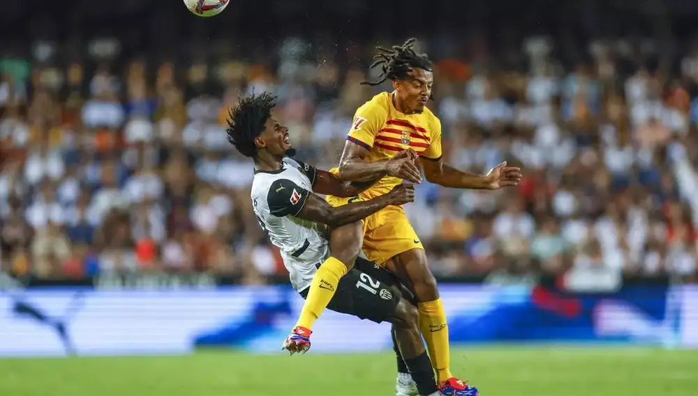 Thierry Rendall frente al FC Barcelona.