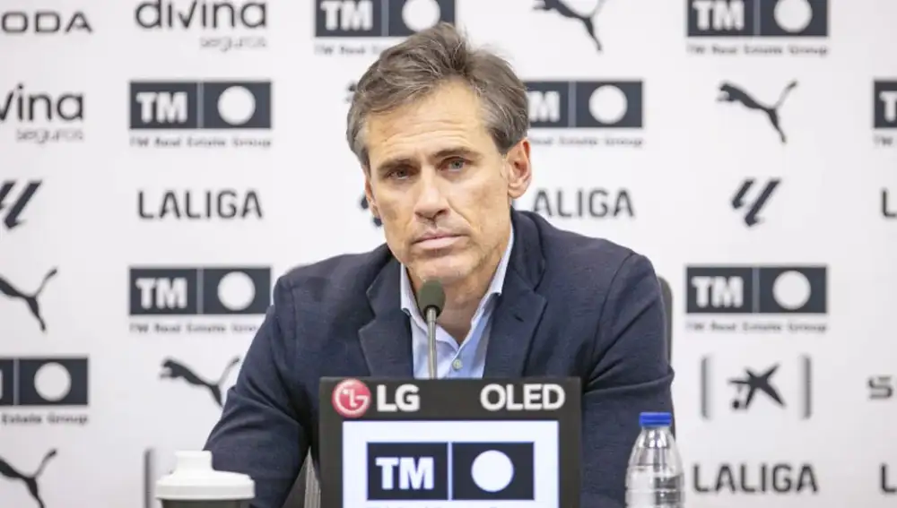 Miguel Ángel Corona, director deportivo del Valencia, en una rueda de prensa.