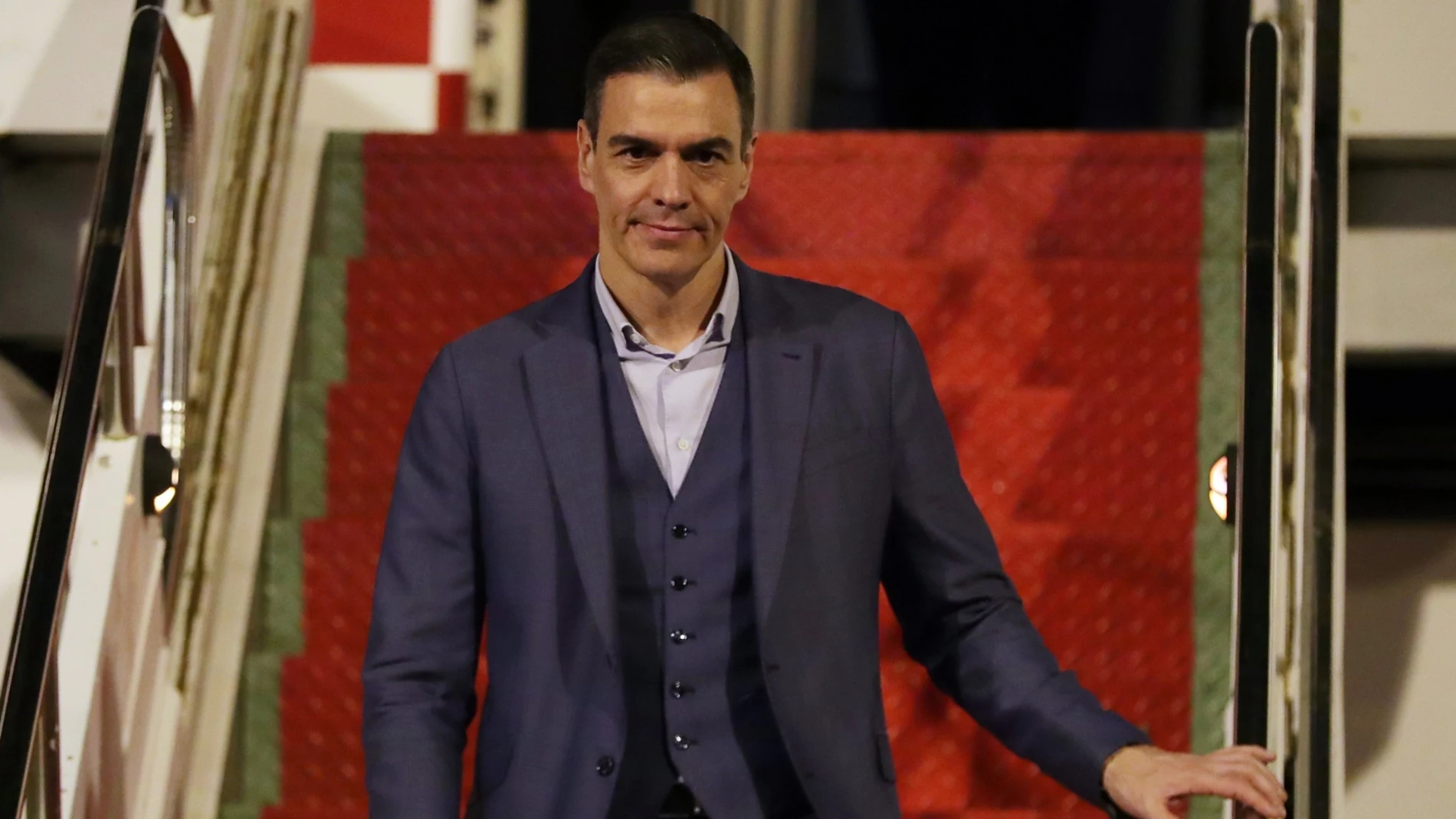 El presidente del Gobierno de España, Pedro Sánchez, desciende del avión tras su llegada a Brasil para su visita el pasado junio en Brasilia (Brasil)