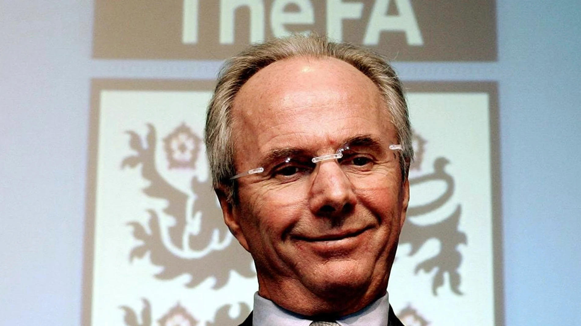 FILE - England soccer manager Sven-Goran Eriksson smiles during a press conference at Football Association headquarters in London, Tuesday Jan. 24, 2006. Eriksson the Swedish soccer manager who spent five years as England’s first ever foreign-born coach, has died. He was 76, it was announced on Monday, Aug. 26, 2024. (Andrew Parsons, Pool via AP, File)