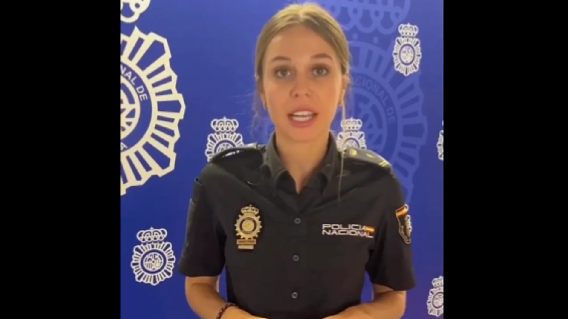 En un vídeo difundido por la Policía Nacional a través de sus redes sociales, una agente pregunta: "¿Quieres evitar que te estafen al compartir tu DNI?"