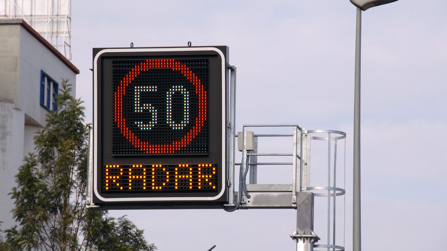Así es el detector de radares legal que un youtuber español ha equipado en su Lamborghini