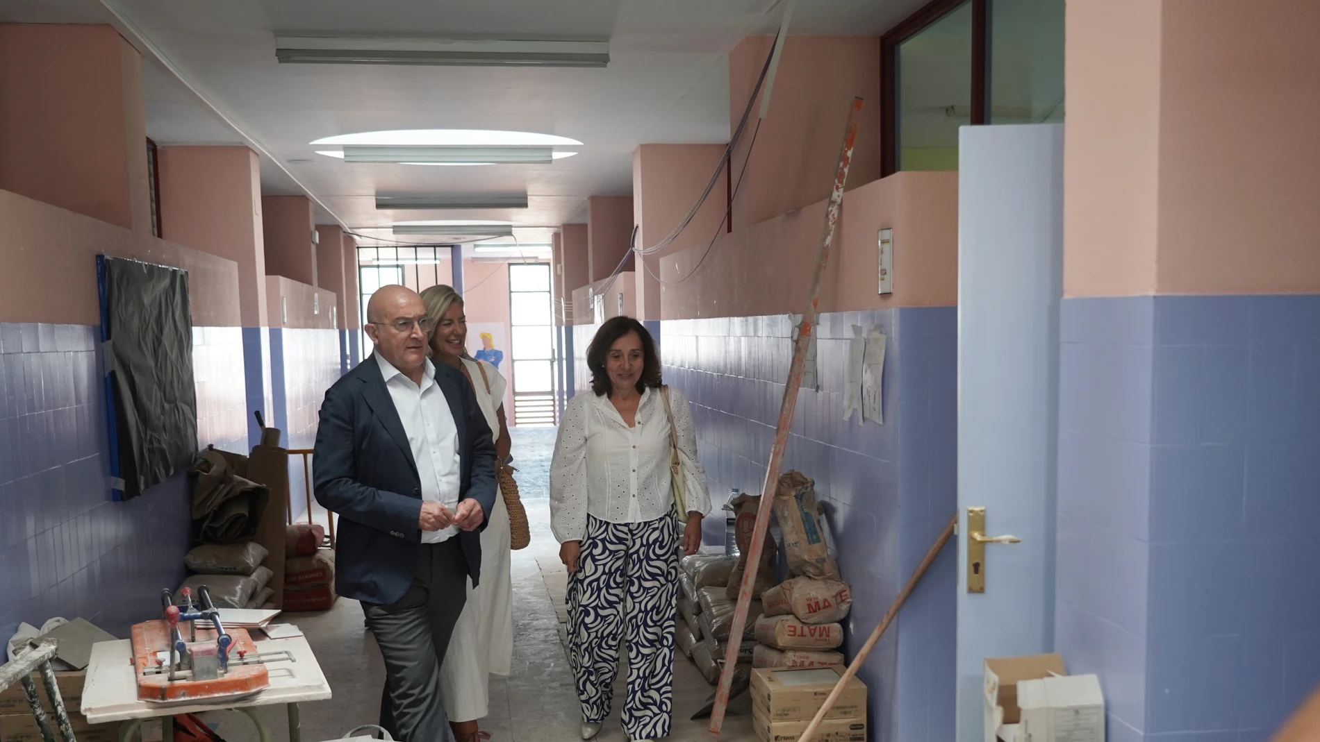 El alcalde de Valladolid, Jesús Julio Carnero, y la concejala de Educación y Cultura, Irene Carvajal, visitan una obra enmarcada en el Programa de Mantenimiento de Colegios Públicos y Escuelas Infantiles Municipales, que se ejecuta durante el verano