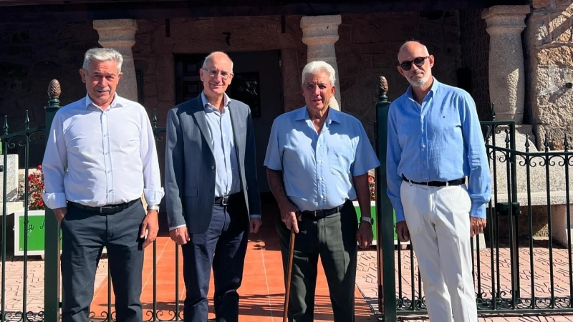 El presidente de la Diputación de Salamanca, Javier Iglesias, visita La Alamedilla