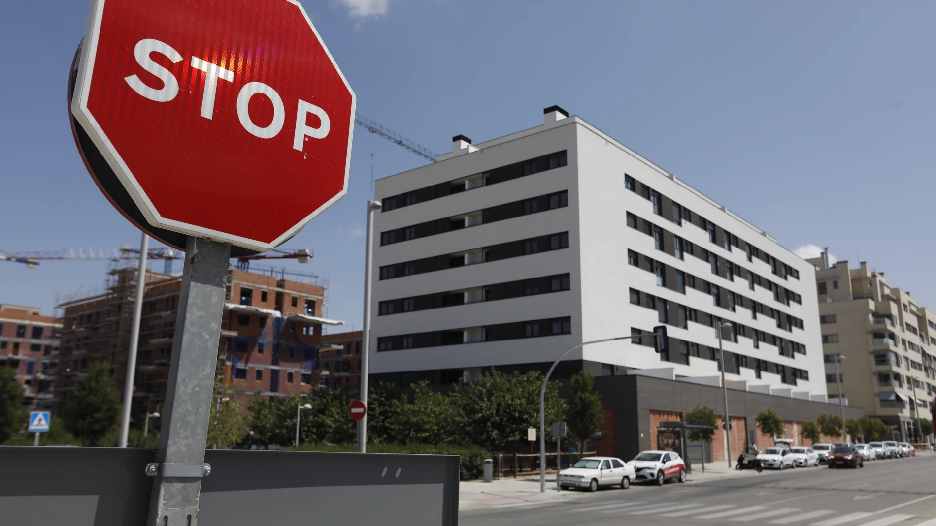 Pisos ocupados en un edificio del barrio del Cañaveral en la avenida Miguel Delibes 15. © Jesús G. Feria.