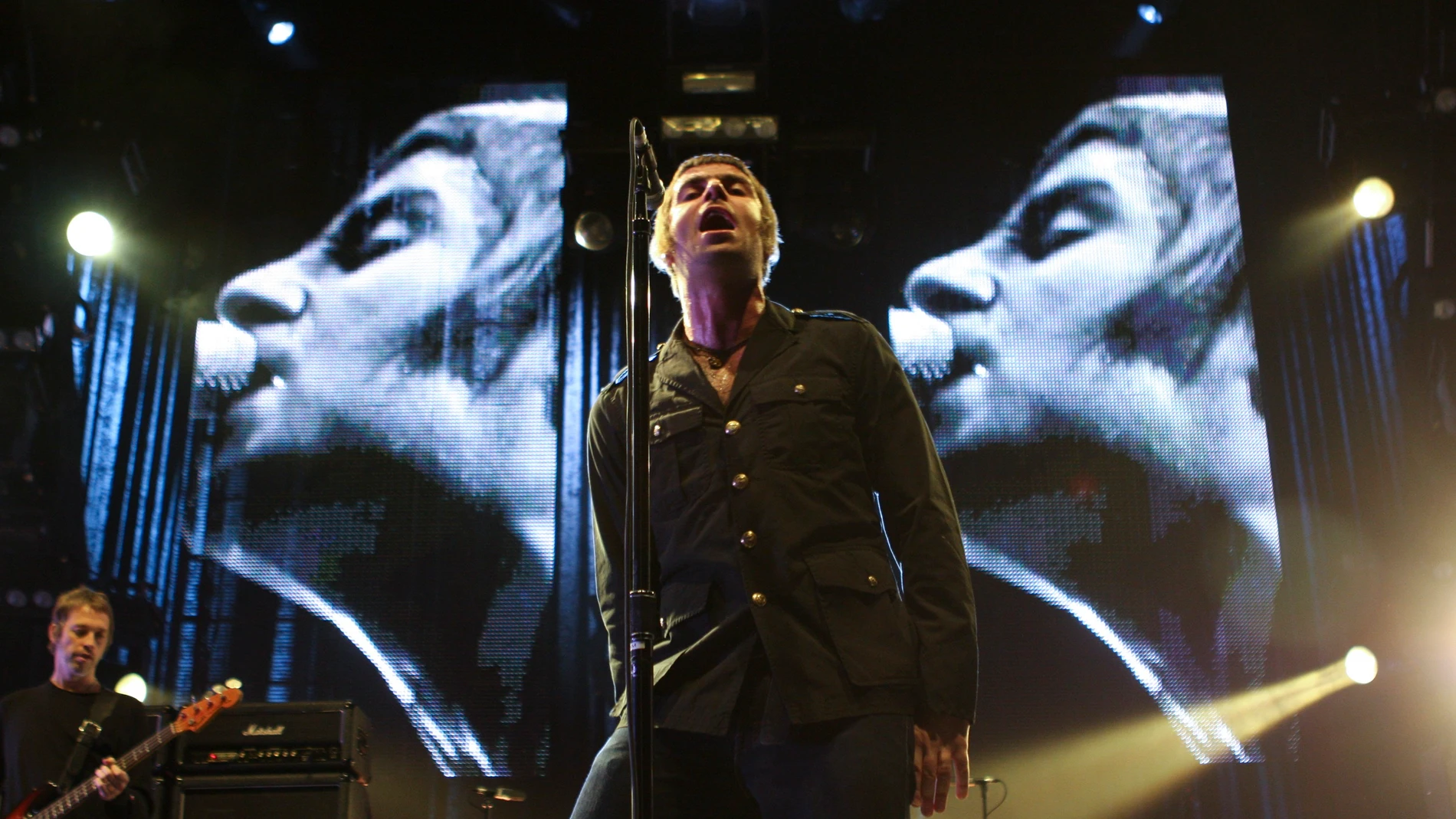 Liam Gallagher sang during Oasis' ''Cigarette's and Alcohol'' (Foto de ARCHIVO) 10/12/2008