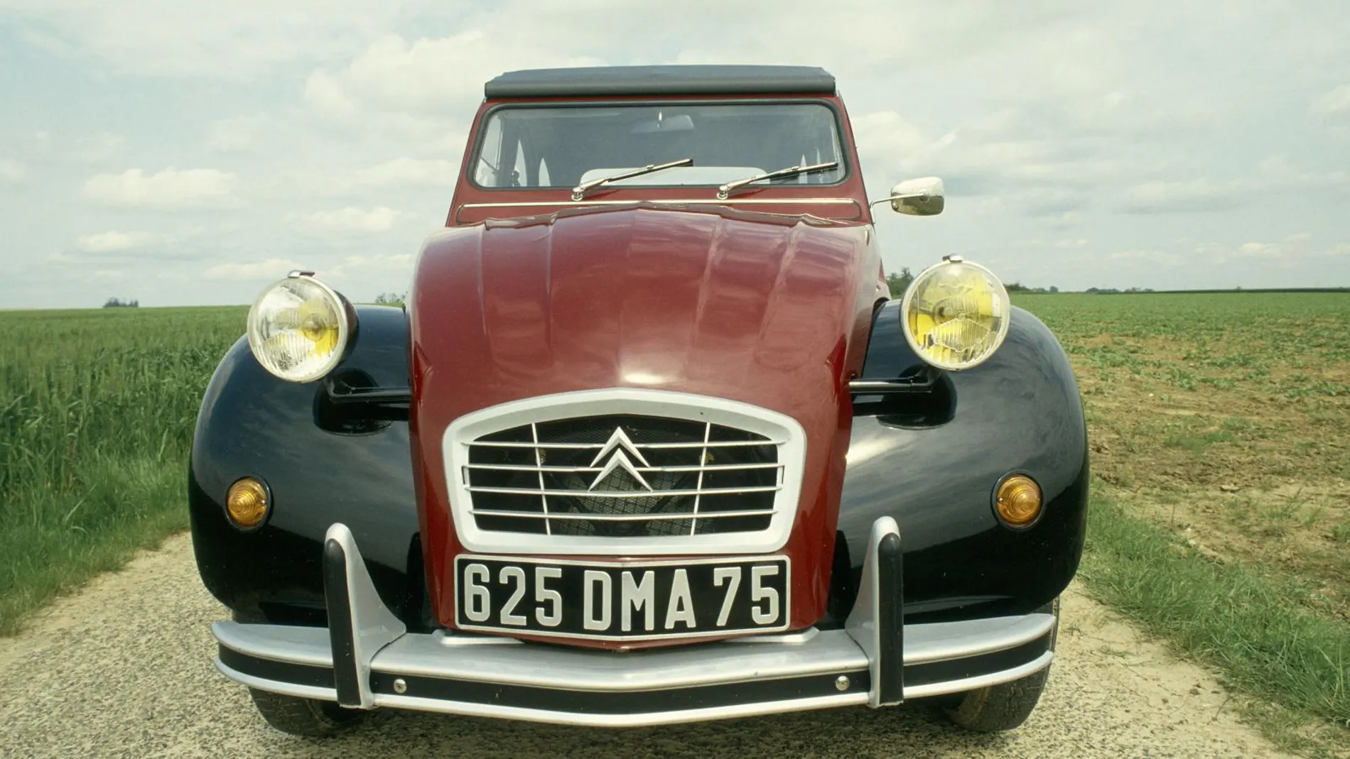 Citroën 2CV, tres cuartos de siglo de leyenda sobre ruedas
