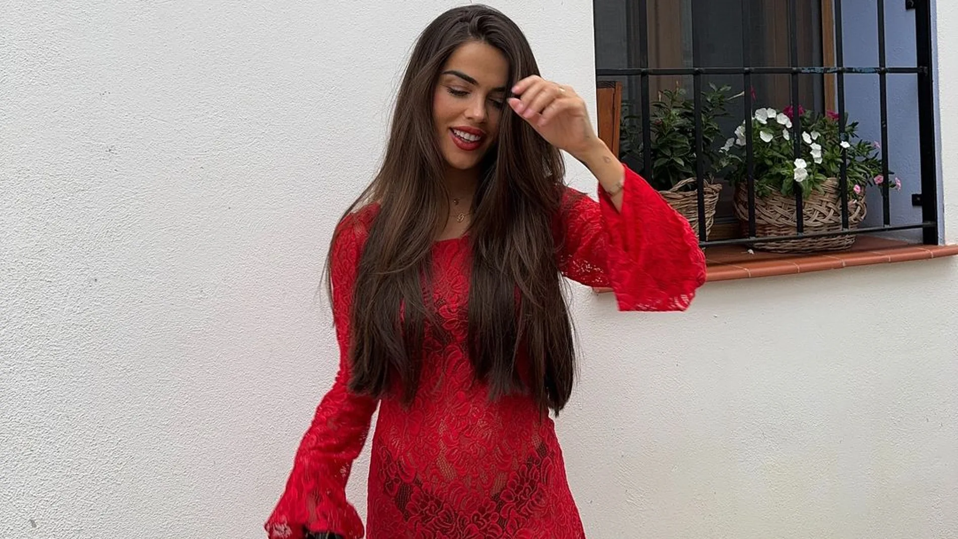 Violeta Mangriñán con vestido de encaje.