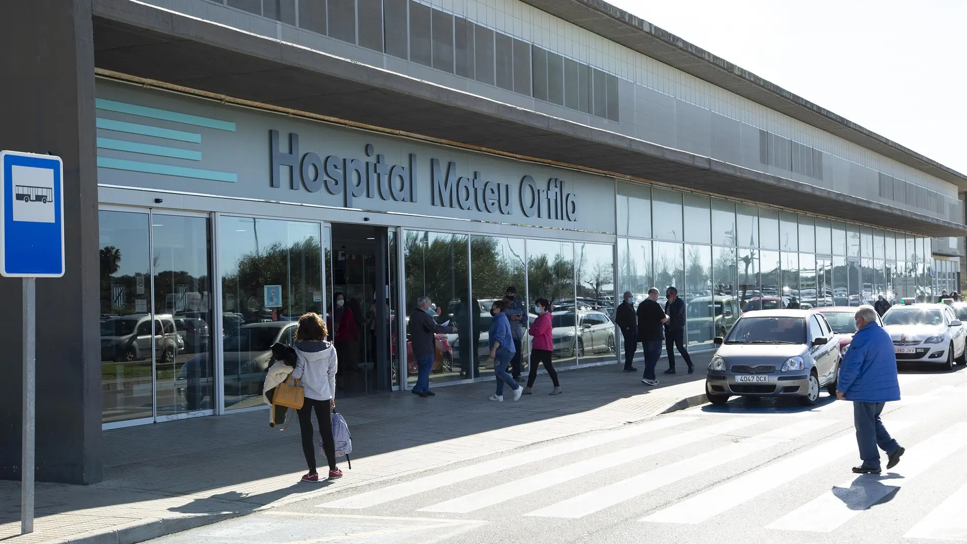 Varias personas en la entrada del Hospital Mateu Orfila de Menorca