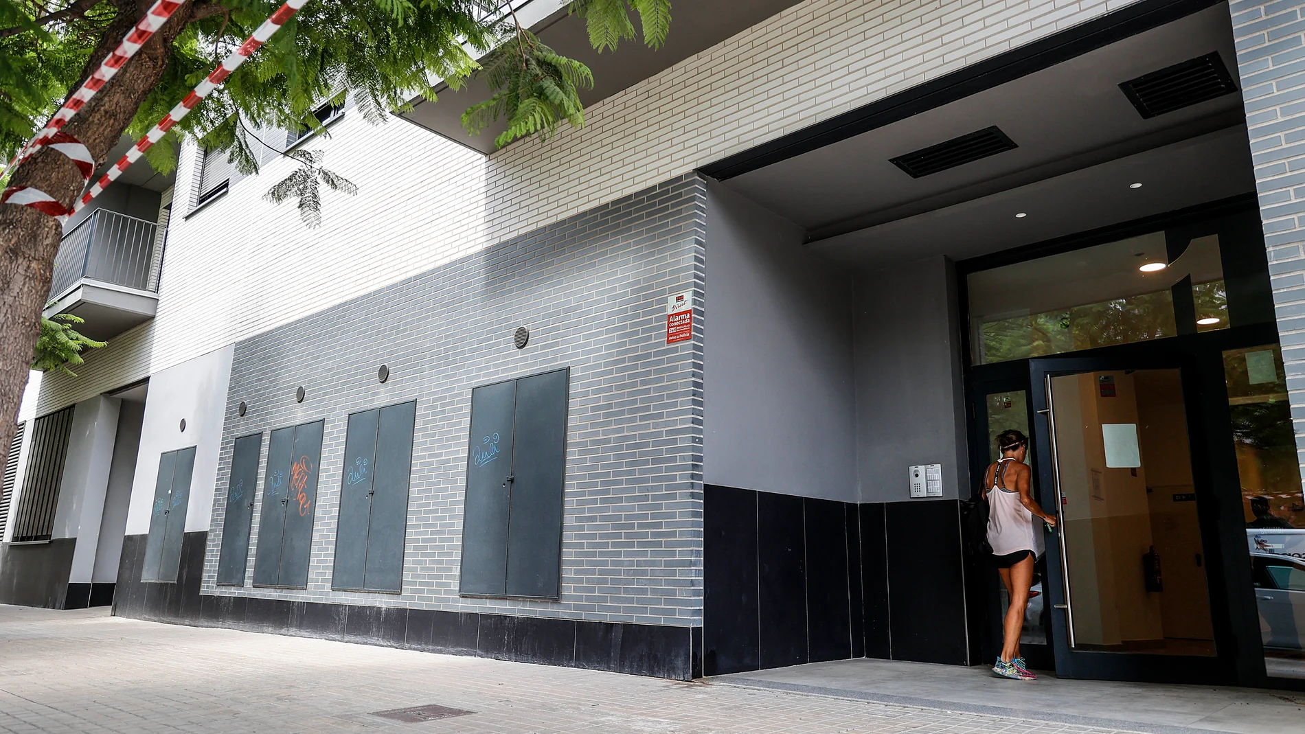Acceso al edificio de Safranar de València donde han sido trasladados los afectados del incendio de Campanar, a 26 de agosto de 2024, en Safranar, València, Comunidad Valenciana (España). Las familias realojadas en Safranar, como consecuencia del incendio de sus viviendas en el incendio de Campanar, han tenido que abandonar hoy sus pisos de acogida, tras seis meses de estancia en un edificio municipal que el Ayuntamiento de València destinará al alquiler asequible. 26 AGOSTO 2024;SAFRANAR;VA...