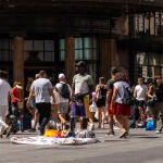 Vendedores del top manta en Gran Vía.