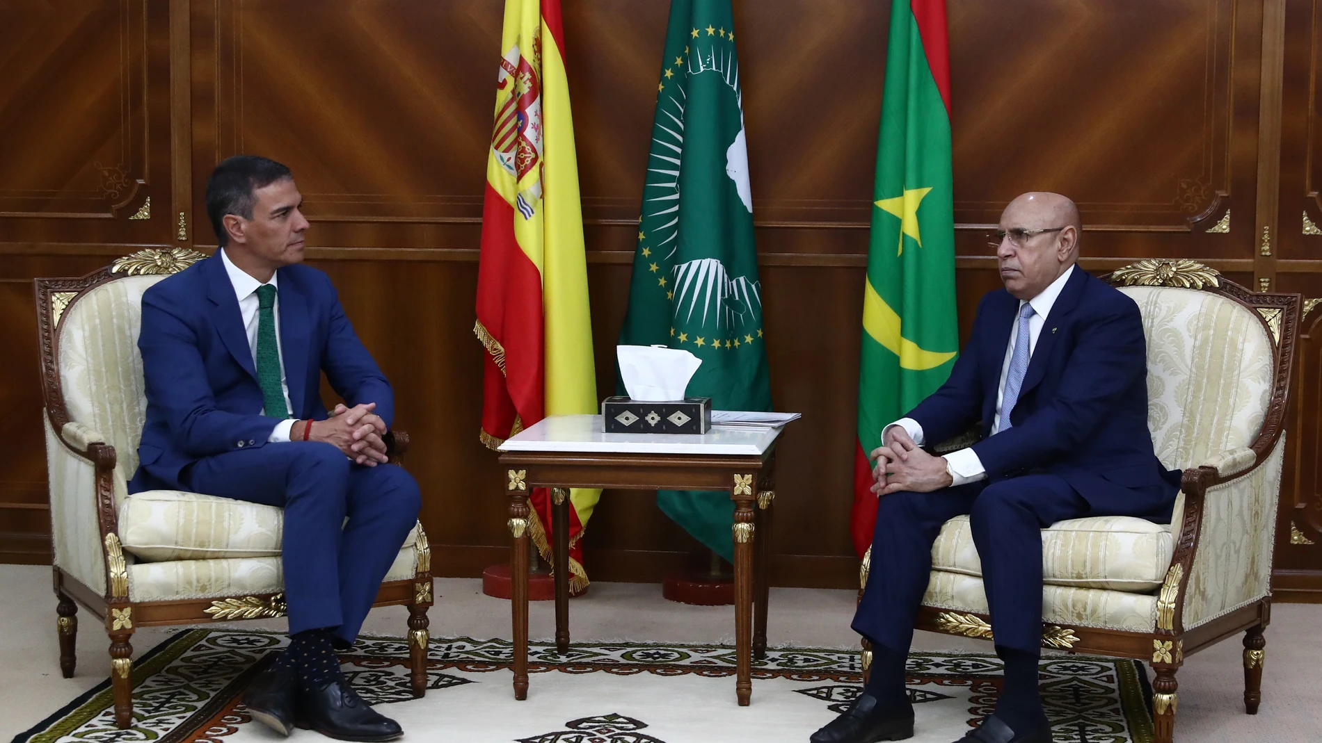 El presidente del Gobierno, Pedro Sánchez (i), y el presidente de Mauritania, Mohamed Uld Ghazuani (d), durante una reunión en el palacio presidencial, a 27 de agosto de 2024, en Nuakchot (Mauritania). Durante su visita Sánchez ha anunciado la primera cumbre con el país africano en 2025 y 500.000 euros para formación en defensa y seguridad. 27 AGOSTO 2024 Pool Moncloa/Fernando Calvo 27/08/2024
