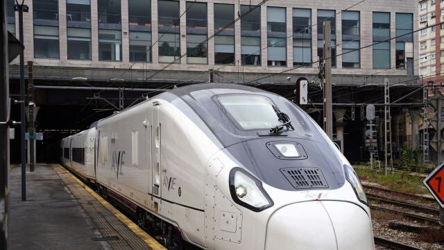 Salida del tren AVE en la estación de Oviedo esta mañana. Renfe ha estrenado este martes los 10 trenes S106 (Avril) de Talgo.