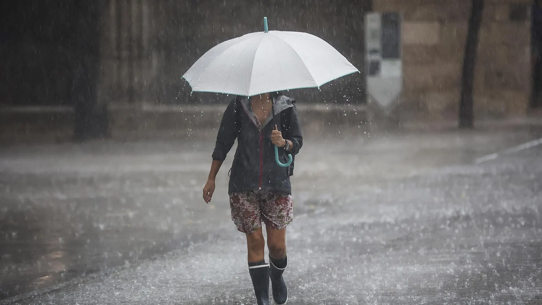 Imagen de archivo de una mujer bajo la lluvia