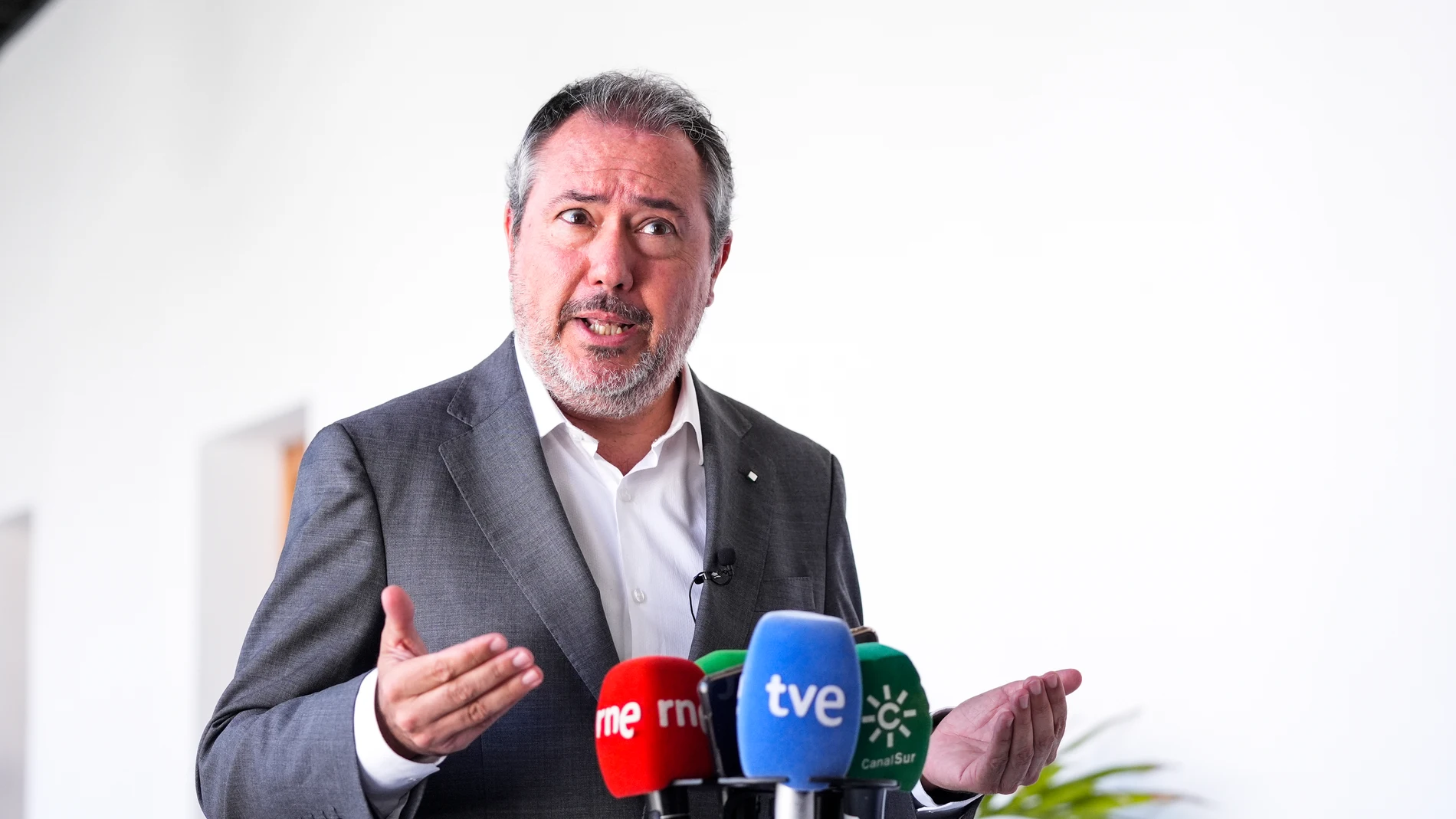 El secretario general del PSOE de Andalucía y Portavoz del Grupo Parlamentario Socialista, Juan Espadas, atiende a los medios de comunicación en el Parlamento de Andalucía, a 27 de agosto de 2024 en Sevilla (Andalucía, España). El secretario general del PSOE de Andalucía y Portavoz del Grupo Parlamentario Socialista, Juan Espadas, ha atendido a los medios de comunicacion, previamente, a la convocatoria de la Diputación Permanente.27 AGOSTO 2024Joaquin Corchero / Europa Press27/08/2024