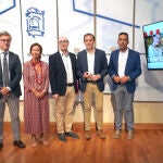 Jesús Acebes, director territorial de T. Norte de Cajamar; María Petit, directora general de Comercio y Consumo de la Junta; Jesús Herreras, presidente FECOSVA, Conrado Íscar, presidente de la Diputación de Valladolid y Moises Santana, diputado provincial del Servicio de Promoción Agroalimentaria y Consumo de la Diputación, durante la presentación de la campaña