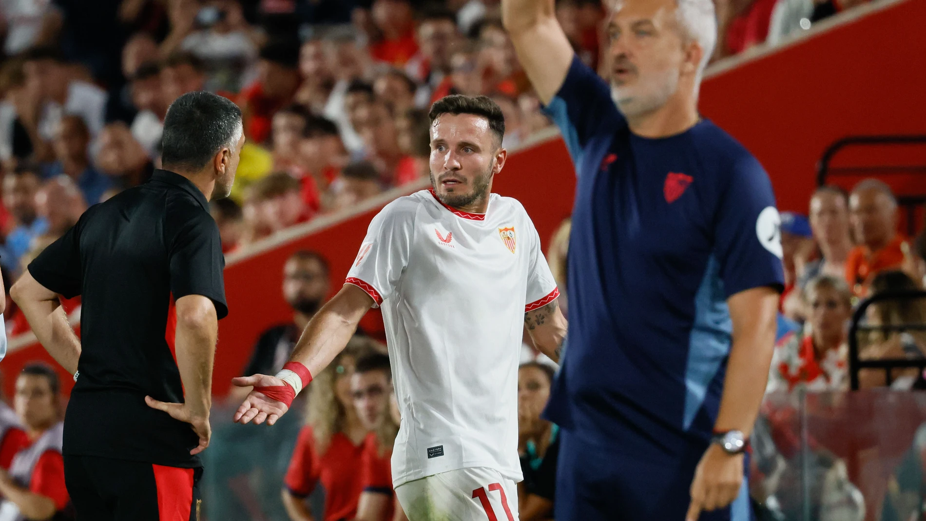 PALMA , 27/08/2024.- El centrocampista del Sevilla Saúl Ñíguez (c) durante el partido de tercera jornada de LaLiga entre el RCD Mallorca y el Sevilla FC, este martes en el estadio de Son Moix, en Palma. EFE/CATI CLADERA