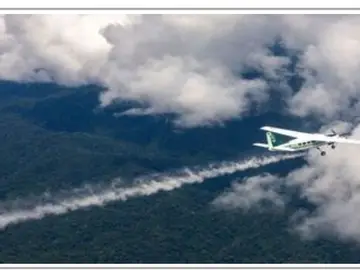 Avioneta durante la siembra de nubes Avioneta durante la siembra de nubes