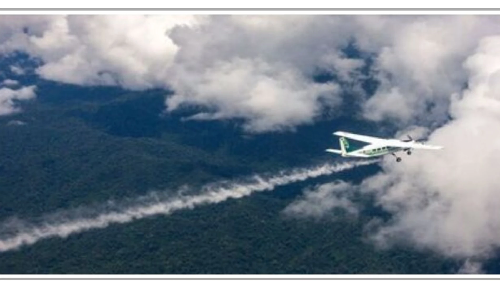 Avioneta durante la siembra de nubes