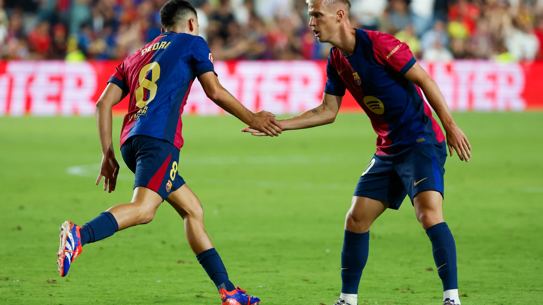 MADRID, 27/08/2024.- El centrocampista del FC Barcelona Pedri (i) celebra su gol con Dani Olmo durante el partido de la tercera jornada de Liga en Primera División que Rayo Vallecano y FC Barcelona disputan este martes en el estadio de Vallecas, en Madrid. EFE/Mariscal
