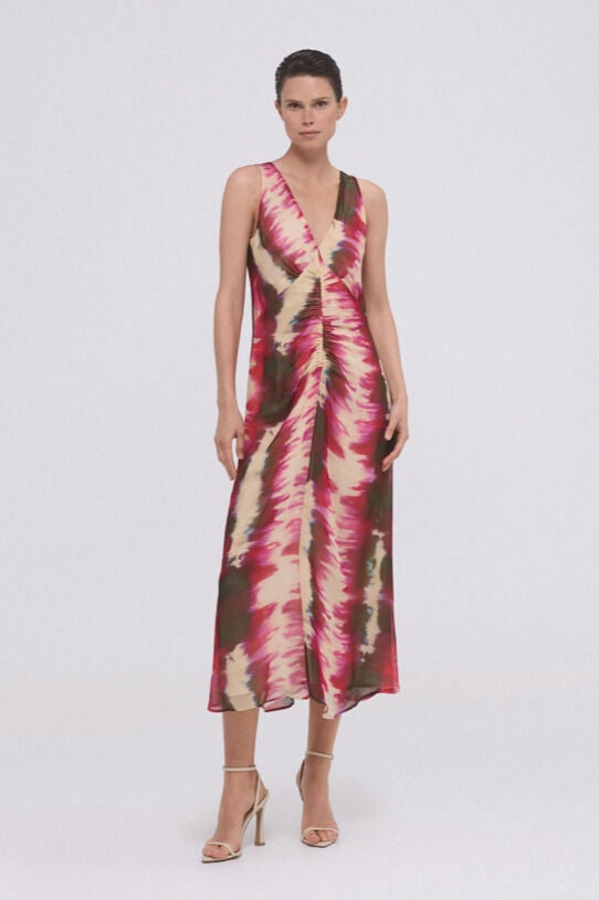 Vestido de estampado desteñido.