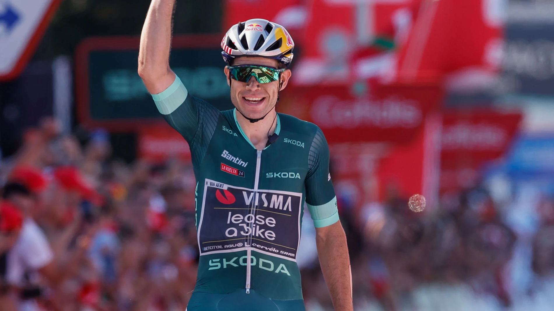 BAIONA (PONTEVEDRA), 27/08/2024.- El ciclista belga del Visma Wout van Aert celebra su victoria en la décima etapa de la Vuelta Ciclista a España que transcurre este martes entre Ponteareas y Baiona con 159,6 kilómetros de recorrido. EFE/Javier Lizón