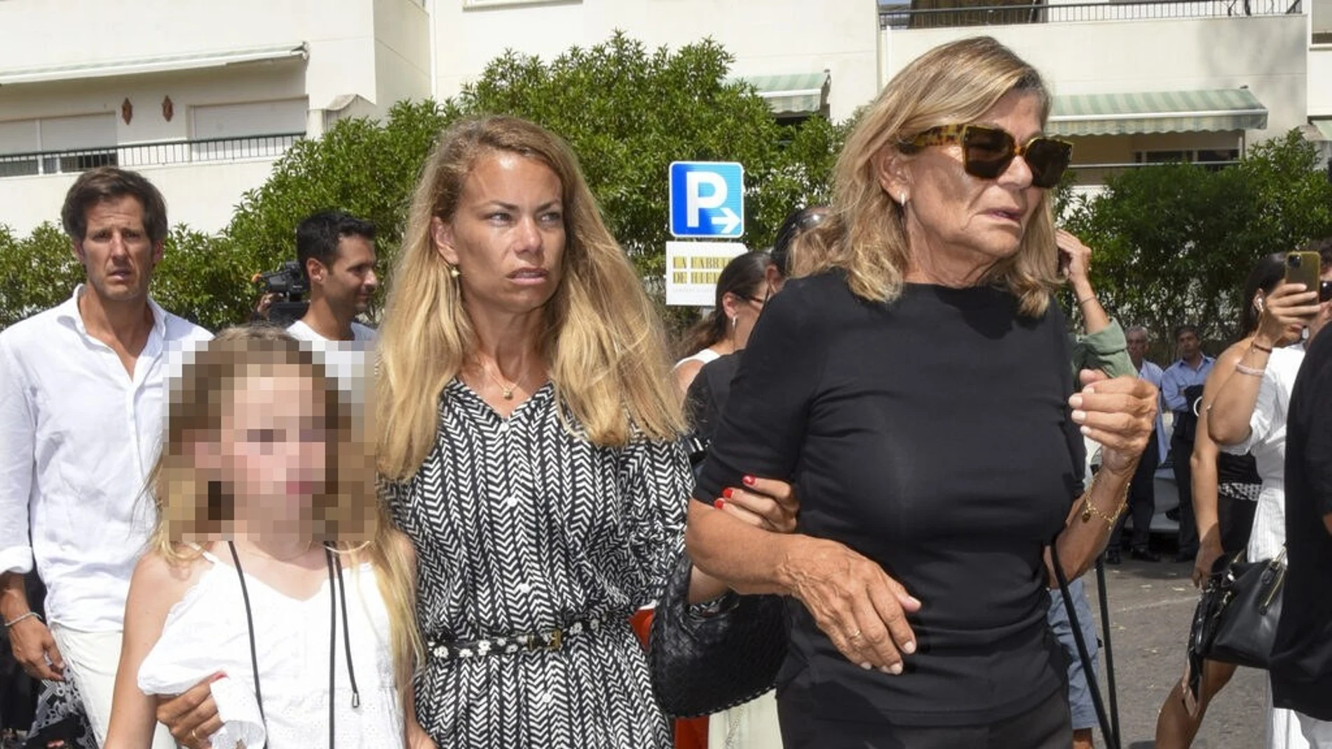 Cari Lapique y Carla Goyanes, devastadas en el funeral de Caritina Goyanes