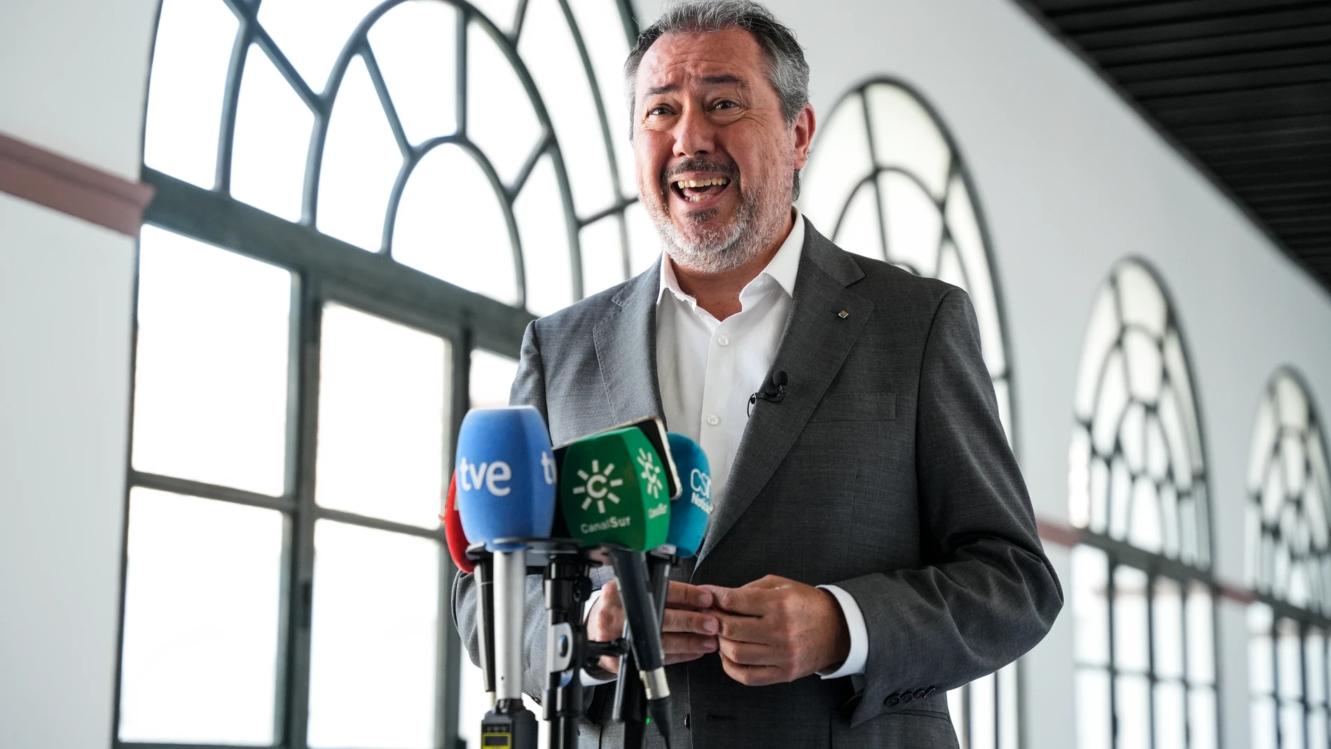 El secretario general del PSOE de Andalucía y Portavoz del Grupo Parlamentario Socialista, Juan Espadas, atiende a los medios de comunicación en el Parlamento de Andalucía, a 27 de agosto de 2024 en Sevilla (Andalucía, España). El secretario general del PSOE de Andalucía y Portavoz del Grupo Parlamentario Socialista, Juan Espadas, ha atendido a los medios de comunicacion, previamente, a la convocatoria de la Diputación Permanente.27 AGOSTO 2024Joaquin Corchero / Europa Press27/08/2024